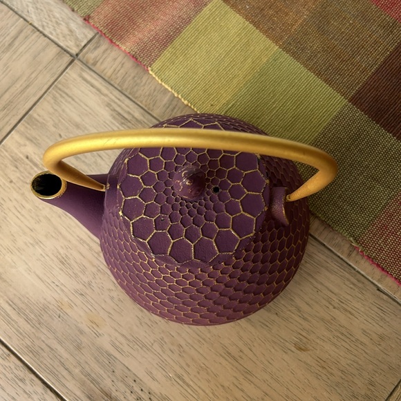 Vintage Gracious Home Honeycomb Cast Iron Teapot - Picture 2 of 7